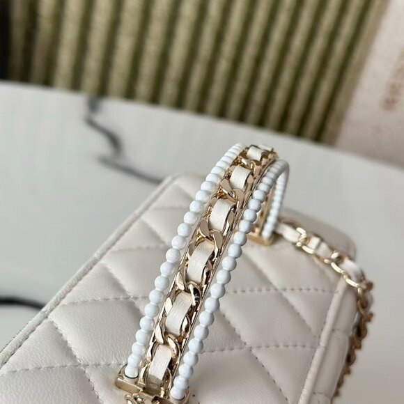 Classic CHANEL Bag: A Stylish and Versatile Choice for Elegance - Picture 6 of 6